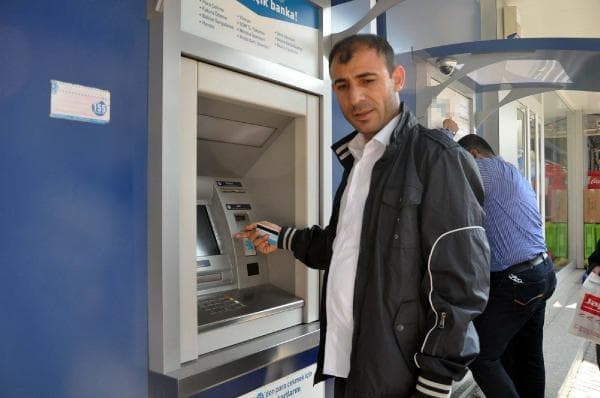 ATM'ye düzenek kurup, onlarca kişinin parasını çaldılar