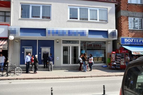 ATM'ye düzenek kurup, onlarca kişinin parasını çaldılar