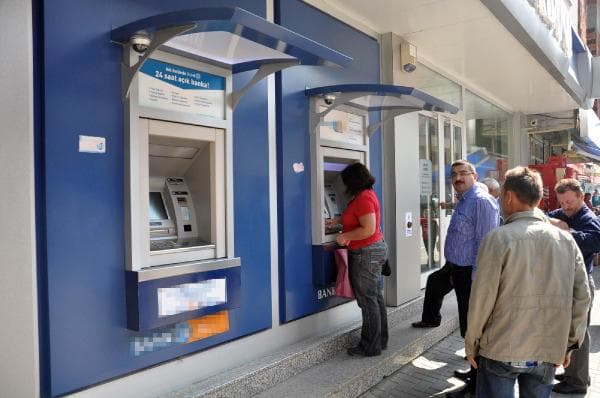 ATM'ye düzenek kurup, onlarca kişinin parasını çaldılar