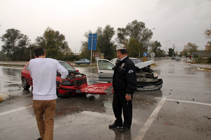 Batakköy kavşağında kazaların ardı arkası kesilmiyor