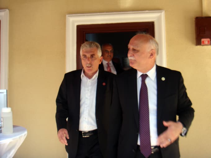 Sakaryalı muhtarlar yeni hizmet binasında bayramlaştı