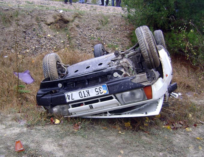 Mıcıra kapılan araç takla attı!