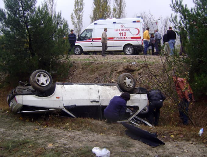 Mıcıra kapılan araç takla attı!
