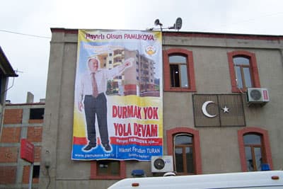<p><font size="2"><font face="verdana,geneva"><strong>İkinci Blok 98 metre kare olacak</strong> </font></font></p><p><font face="verdana,geneva" size="2">Pamukova Belediye Başkanı Hikmet Ferudun Turan ilk Blokun yapımına başlandıktan kısa bir zaman sonra aynı yerde 98 metrekarelik ikinci Bloğun temelinin atılacağını da bildirdi. Turan; <font color="#cc0000">&quot;98 Metre karelik konutlarımız i&ccedil;in kayıtlar devam ediyor. Sanırım &ccedil;ok kısa zamanda bu Blokta dolacak. Konut sahibi olmak isteyen hemşehrilerimizi Belediyemize bekliyoruz. Ya da isteyenler<font color="#0000ff"> <br /></font><font size="4" color="#000000"><strong>0 264 5513414</strong></font> nolu telefondan bilgi alabilirler ve kayıt yaptırabilirler&quot;</font> dedi. <br /></font></p>