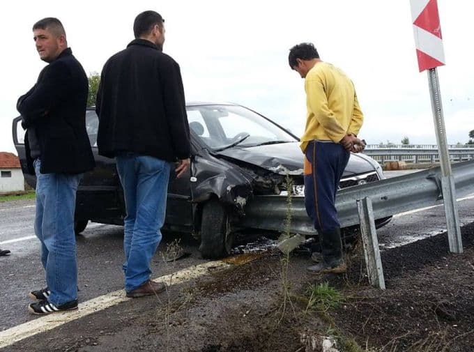Tekeri patlayan otomobil bariyerlere çarptı