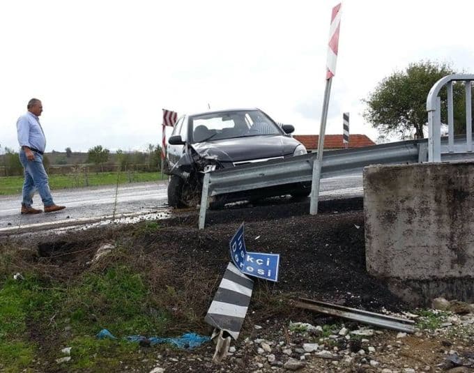 Tekeri patlayan otomobil bariyerlere çarptı