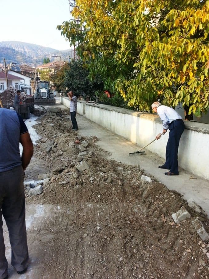 Başkan Özkaraman, elindeki kürekle işçilere yardım etti