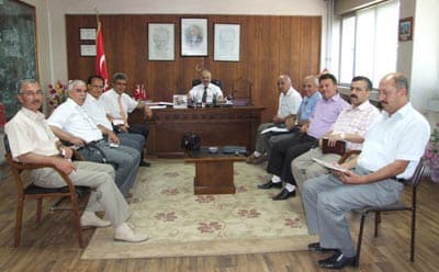 <font size="2"><font face="verdana,geneva">Milli Eğitim Bakanlığı tarafından ge&ccedil;tiğimiz yıl uygulamaya konulan <font color="#cc0000">&ldquo;En iyi okul evine en yakın okuldur&rdquo; </font>sloganından yola &ccedil;ıkarak okullara alınacak &ouml;ğrencilerin buna g&ouml;re y&ouml;nlendirilmesi gerektiğini ifade eden Yazıcı, okulların &ccedil;eşitli ihtiya&ccedil;ları noktasında Okul Aile Birliklerinin g&ouml;n&uuml;ll&uuml;l&uuml;k esasına g&ouml;re bağış alabileceğini, ancak velilerin hi&ccedil;bir şekilde bağış yapmaya zorlanamayacağını kaydetti.<br /><br />&Ouml;ğrenci kayıtlarının ikamet edilen adrese en yakın okula yapılmasının kanunlarla ve y&ouml;netmeliklerle zorunlu hale getirildiğini hatırlatan Yazıcı, 5490 sayılı kanuna g&ouml;re; ger&ccedil;eğe aykırı beyanda bulunan, beyanda bulunana yardımcı olan, tanıklık eden ve ger&ccedil;ek olduğu ispatlanmamış belgelere imza atanların idari para cezası ve hapis cezalarıyla karşı karşıya kalacaklarının bilinmesi gerektiğini s&ouml;yledi.<br /><br />Yeni &ouml;ğrenci kayıtları sırasında okulların k&uuml;lt&uuml;rel, sosyal ve sportif faaliyetleri ile başarıları konusunda velilerin bilgilendirilmesinin &ouml;nemli olduğunu belirten Yazıcı, <font color="#cc0000">2008-2009 eğitim &ouml;ğretim yılının 8 Eyl&uuml;l 2008</font><font color="#cc0000"> tarihinde başlayacağını ve okulların eğitim &ouml;ğretim yılı &ouml;ncesi bakım ve onarım &ccedil;alışmalarının s&uuml;rd&uuml;r&uuml;ld&uuml;ğ&uuml;n&uuml; ifade etti.</font></font></font>