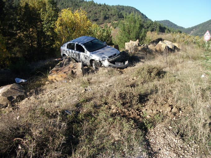 Hurdaya dönen araçtan, burnu bile kanamadan kurtuldu