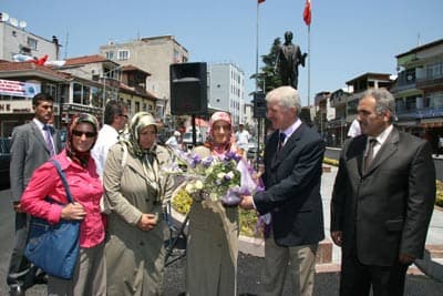 <font face="verdana,geneva"><font size="2">Sakarya B&uuml;y&uuml;kşehir Belediye Başkanı Aziz Duran, Hendek il&ccedil;e merkezinde 20 kilometre asfalt &ccedil;alışması yaptıklarını, il&ccedil;enin t&uuml;m altyapı sorunlarını &ccedil;&ouml;zd&uuml;klerini s&ouml;yledi. Başkan Duran, <font color="#cc0000">''Hendek sanayisi ile &ccedil;evre değerleri her y&ouml;n&uuml;yle gelişen bir il&ccedil;emiz. Hendek Belediye Başkanımız Ali İnci &ccedil;ok g&uuml;zel &ccedil;alışmalar ger&ccedil;ekleştiriyor. Bunları hep birlikte g&ouml;r&uuml;yoruz. Hendek'in geleceğe aydınlık, elbirliği ile yapacağımız &ccedil;alışmalarla Hendek'i &ccedil;ok daha g&uuml;zel g&uuml;nler bekliyor''</font> diye konuştu.<br /><br />Sakarya'nın T&uuml;rkiye'nin yıldızı en fazla parlayan şehirlerinden biri olduğunu belirten Vali H&uuml;seyin Atak; <font color="#cc0000">''Hendek il&ccedil;emiz de Sakaryamızın en g&ouml;zde il&ccedil;elerinden biridir. Gerek Hendek Belediyemiz gerek ise B&uuml;y&uuml;kşehir Belediyemiz &ccedil;ok g&uuml;zel &ccedil;alışmalar ger&ccedil;ekleştiriyor. Başkanlarımızı bu hizmetlerinden dolayı kutluyoruz''</font> dedi.</font><br /></font>