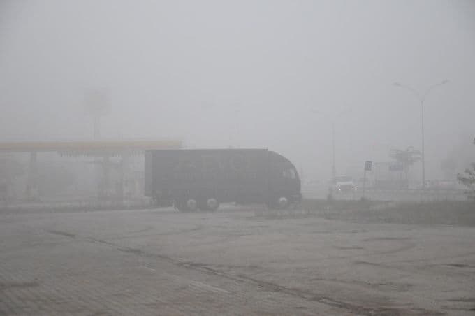 Yoğun sis nedeniyle göz gözü görmedi