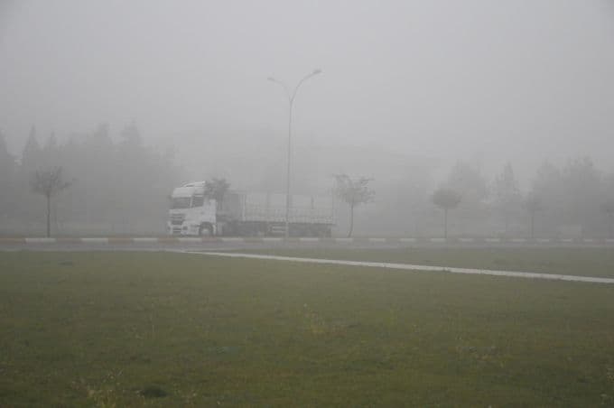 Yoğun sis nedeniyle göz gözü görmedi