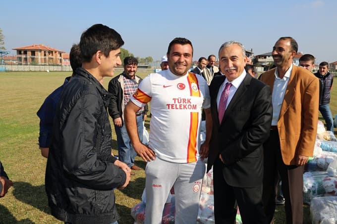 Amatör spor kulüplerine malzemeleri dağıtıldı