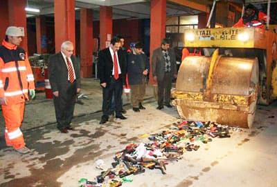 <font face="verdana,geneva" size="2">Kampanyanın başarılı olmasında il&ccedil;ede oyuncak satan işyerlerinin de b&uuml;y&uuml;k katkısı olduğunu dile getiren Yazıcı, bir &ccedil;ok işyerinin oyuncak silah satmaktan vazge&ccedil;tiğini dile getirdi. Bu işyerlerine oyuncak silah istemeye gelen &ccedil;ocuklara verilmek &uuml;zere kitap bıraktıklarını vurgulayan Yazıcı şunları s&ouml;yledi: <font color="#cc0000">&quot;Kampanya ile ilgili yoğun bir duyuru yaptık. Oyuncak&ccedil;ılar 'Bu işyerinde oyuncak silah satılmamaktadır' şeklinde hazırladığımız duyuruyu camlarına astı.</font> &Ccedil;ocuklara y&ouml;nelik hazırladığımız 'En b&uuml;y&uuml;k bilgi silahtır, oyuncak silahını getir bir kitabın olsun' şeklindeki afişleri t&uuml;m okullara astık. Sonu&ccedil;ta kampanya b&uuml;y&uuml;k ilgi g&ouml;rd&uuml;. 4 bin 500 &ccedil;ocuk oyuncak silahını getirip kitap aldı. Hatta &ouml;yle ki bu kampanyamızı duyan T&uuml;rkiye'nin değişik illerinden &ccedil;ocuklar posta ile oyuncak silahlarını g&ouml;nderip kitap istediler. <font color="#cc0000">Toplam 7 bin 200 kitap dağıttık.</font> Projemiz &ouml;rnek oldu. T&uuml;rkiye'de bir &ccedil;ok yerde benzer kampanya yapıldığını &ouml;ğrendik. </font><font size="2"><font face="verdana,geneva"><font color="#cc0000"><strong>Kampanyamız s&uuml;resiz devam edecek.&quot; <br /><br /></strong></font>Yazıcı, toplanan oyuncak silahların silindirle ezilerek imha edildiğini s&ouml;zlerine ekledi.</font></font>