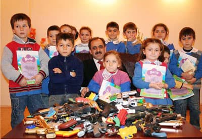 'Oyuncak Silahını Getir, Bir Kitabın Olsun'