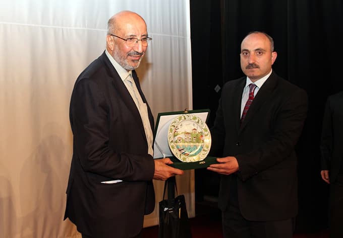'Yeni Bir Dünya' konulu konferans AKM'de gerçekleştirildi