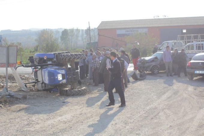 Kontrolsüz dönüş yaptı, traktöre çarptı