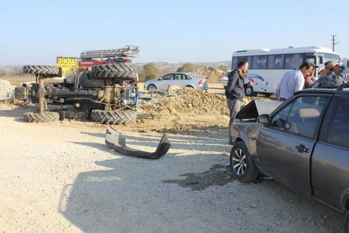 Kontrolsüz dönüş yaptı, traktöre çarptı