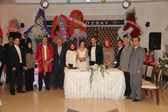 Başkan Zeynur Özel kızını evlendirdi