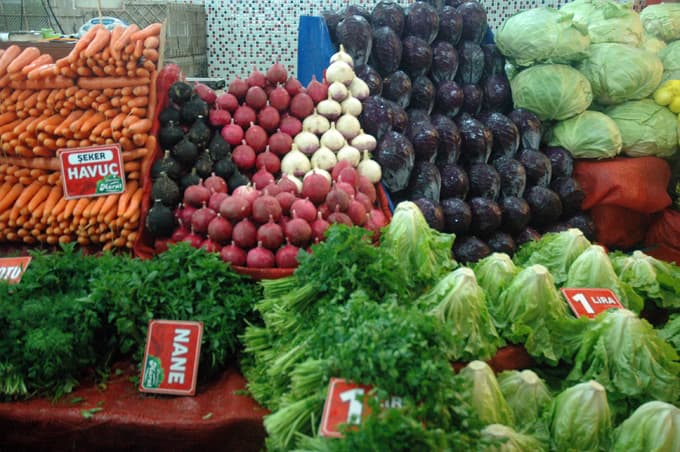 Sağanak yağmur, pazar fiyatlarını yükseltti
