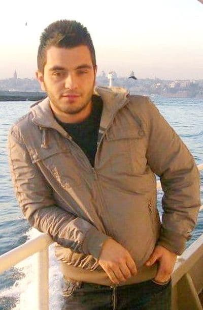 Devrilen traktörün altında kaldı