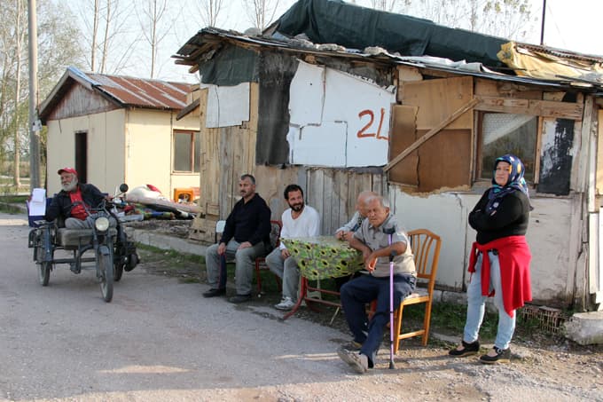 Depremzedeler sokakta kaldı