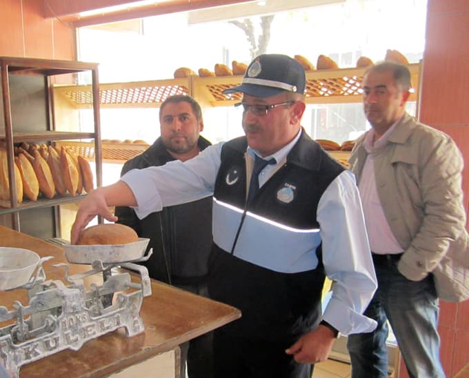 Zabıta fırınları denetledi, 4 fırına tutanak tutuldu