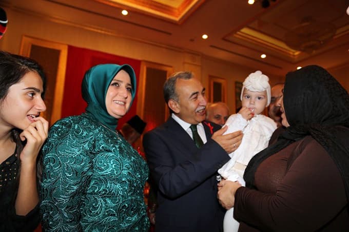 Vali Büyük, Cumhuriyet Pastası'nı eşi ile birlikte kesti