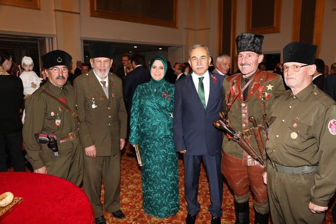 Vali Büyük, Cumhuriyet Pastası'nı eşi ile birlikte kesti