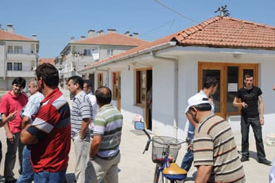 <font face="verdana,geneva" size="2">Soruşturma kapsamında kooperatif y&ouml;netim ve denetleme kurulu &uuml;yelerinin de bilgilerine başvurulabileceği belirtiliyor. <br /><br />Bu arada zimmet olayının ortaya &ccedil;ıkmasının ardından kooperatif &uuml;yeleri Ozanlar Mahallesinde bulunan kooperatif binasına akın ettiler. Nedim A'nın yaptırdığı konutların hemen yanında bulunan kooperatif binasına gelen &uuml;yeler muhatap bulamadılar. <br /><br />3 yıldır evlerinin teslim edilmediğini ifade eden mağdurlar, ne olup bittiğini tam olarak bilmediklerini Cumhuriyet Savcılığı'na giderek konu hakkında bilgi alacaklarını s&ouml;ylediler.</font>