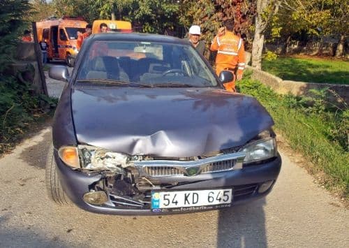 Manevra yapan araç, başka otomobille çarpıştı