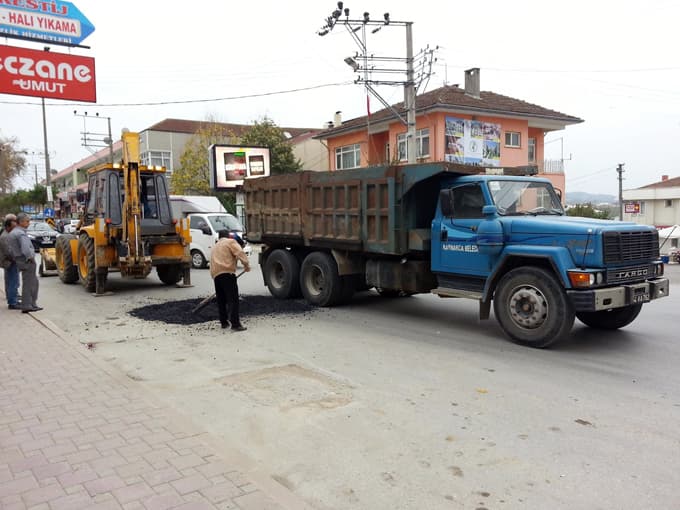 Kaynarca'da bozulan yollara yama çalışması yapılıyor