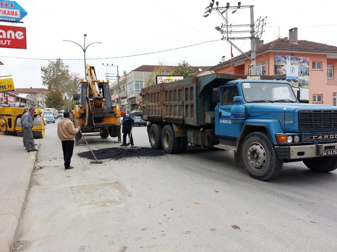 Kaynarca'da bozulan yollara yama çalışması yapılıyor