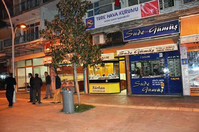 Tatlıcı duvarını kırıp, kuyumcuyu soymaya kalktılar