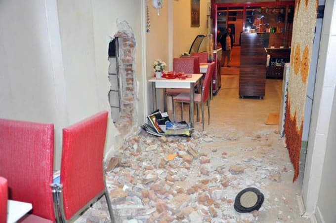 Tatlıcı duvarını kırıp, kuyumcuyu soymaya kalktılar