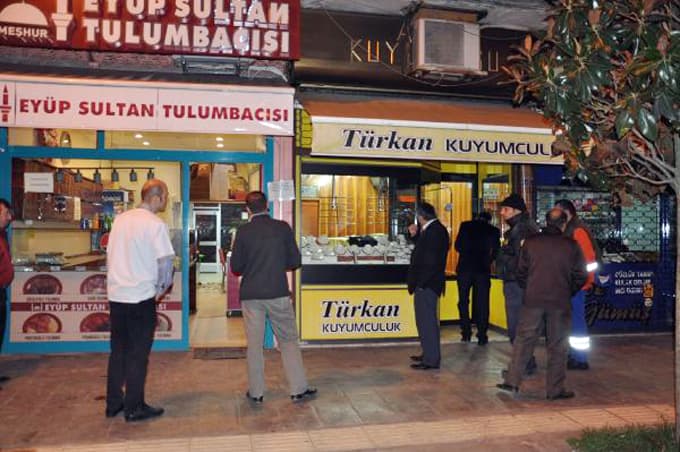 Tatlıcı duvarını kırıp, kuyumcuyu soymaya kalktılar