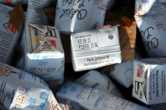 Tarihi geçmiş okul sütlerini ormana attılar
