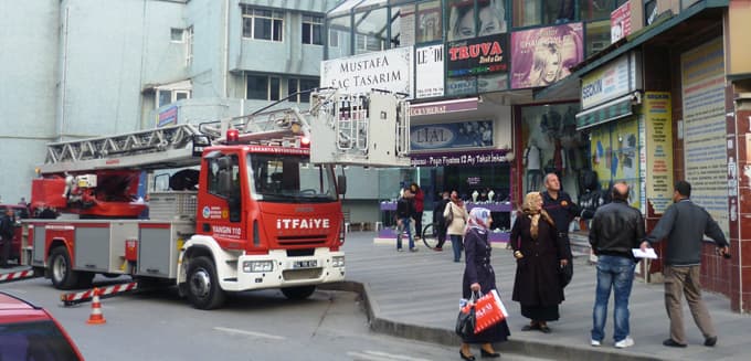 20 dakika boyunca kırık camı çıkarmak için uğraştılar