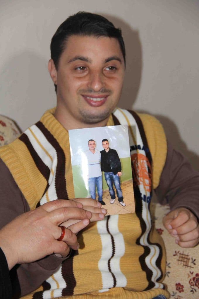 Babasına olan hasretini fotoğrafını öperek gideriyor