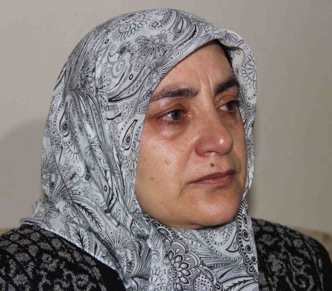 Babasına olan hasretini fotoğrafını öperek gideriyor