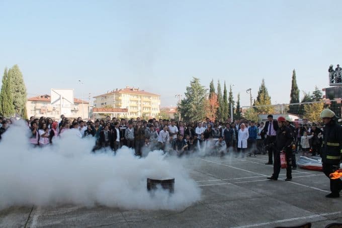 Okuldaki yangın tatbikatı gerçeğini aratmadı