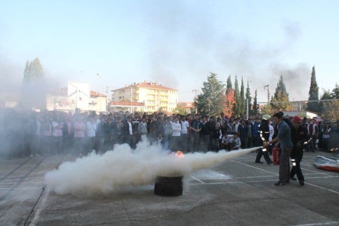 Okuldaki yangın tatbikatı gerçeğini aratmadı