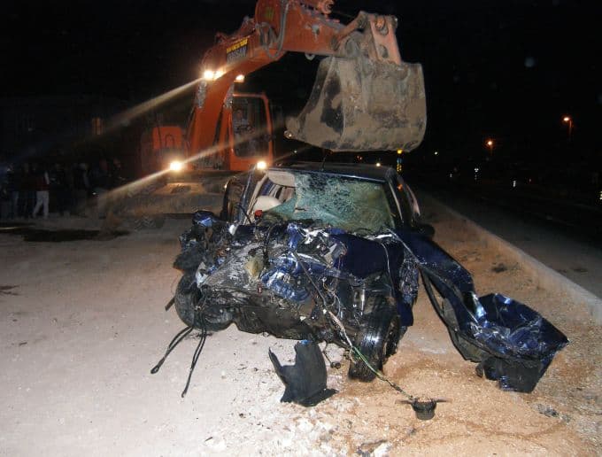 Otomobil, yol inşaatı için kazılan çukura düştü