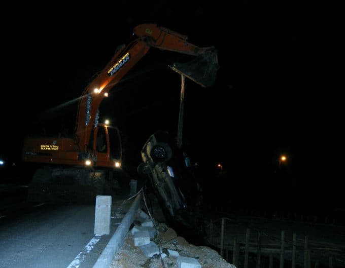 Otomobil, yol inşaatı için kazılan çukura düştü