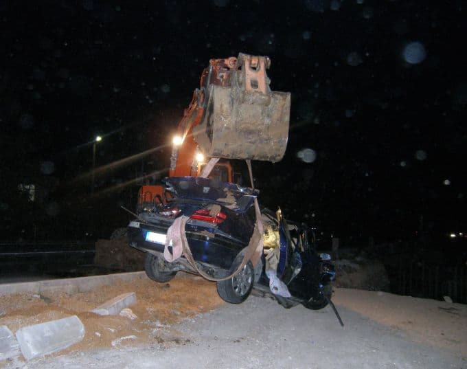 Otomobil, yol inşaatı için kazılan çukura düştü