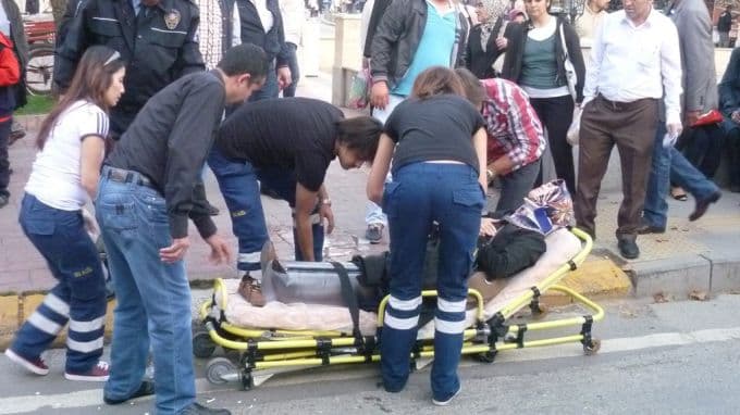 Annesinin yaralandığını gören küçük kız şoka girdi