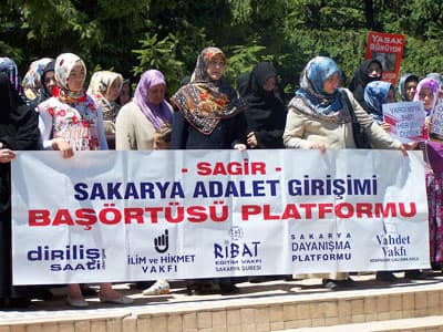 <font face="verdana,geneva" size="2">&Ccedil;OLAK, a&ccedil;ıklamasının ilk b&ouml;l&uuml;m&uuml;nde Sakarya Barosu'na bağlı avukatların &Ccedil;anakkale'de uğradıkları haksızlık şu s&ouml;zlerle protesto edildi: </font><font face="verdana,geneva"><font size="2"><font color="#cc0000">&quot;Baş&ouml;rt&uuml;s&uuml;ne karşı her yeri yasak alanı kabul eden zihniyet; Sakarya Barosu'na bağlı avukatların baş&ouml;rt&uuml;l&uuml; eşlerini gerek&ccedil;e g&ouml;stererek; kafile &uuml;yelerini &uuml;niversiteye bağlı pansiyona almamıştır. Kendisini savunmak i&ccedil;in de kafileyi provokat&ouml;rl&uuml;kle su&ccedil;lamıştır. Sakarya Baş&ouml;rt&uuml;s&uuml; Platformu olarak, 12 Eyl&uuml;l zihniyetiyle hesaplaşılmadığı; darbecilerin ve darbecilere kuklalık eden yasak&ccedil;ıların yargılanmadığı s&uuml;rece bu t&uuml;r haksızlıkların yaşanmaya devam edeceğini bir kez daha hatırlatıyoruz.&quot;<br /></font><br /></font><font size="2">Adalet ve &ouml;zg&uuml;rl&uuml;k i&ccedil;in &ouml;ncelikle darbeciler, yasak&ccedil;ılar ve bunların uzantısı olan paramiliter yapılarla hesaplaşmak gerektiği ifade edilirken, h&uuml;k&uuml;metin Ergenekon zihniyeti ile pazarlık etmemesi konusunda şu s&ouml;zlere yer verildi: &quot;İ&ccedil;inde bulunduğumuz g&uuml;nler bu sebeple hayati bir &ouml;nem taşımaktadır. Darbe g&uuml;nl&uuml;klerinde darbe planlayıcıları; ama&ccedil;ları ve y&ouml;ntemleriyle birlikte deşifre olmuştur. <font color="#cc0000">Ergenekon yapılanmasının kirli ilişkileri belgeleriyle kanıtlanmaktadır. Danıştay saldırısı, Dink cinayeti, Malatya katliamı gibi olaylara karışanlar ne birbirinden bağımsızdır, ne de darbecilerden ayrı bir yapılanma i&ccedil;indedir! Bu tarihi s&uuml;re&ccedil;te ele ge&ccedil;en fırsatları, H&uuml;k&uuml;met'in, kendi eliyle darbecilere teslim etmek &uuml;zere olduğunu m&uuml;şahede ediyoruz.</font> Partiyi ve başbakanı kurtarmak i&ccedil;in Ergenekon zihniyetiyle pazarlık yapıldığına dair işaretler &ccedil;oğalıyor. Bu, son derece yanlış ve riskli bir yoldur. Şemdinli'de girilen yanlış yolun sonucunu 27 Nisan muhtırasında g&ouml;rm&uuml;şt&uuml;k. Aynı hatayı tekrar yapmanın hi&ccedil;bir makul gerek&ccedil;esi olamaz. </font></font><font size="2"><font face="verdana,geneva"><font color="#cc0000">H&uuml;k&uuml;met; hem partisini kapattırmamak i&ccedil;in gereken girişimde bulunmak, hem de darbeci ve yasak&ccedil;ı zihniyetle hesaplaşmak zorundadır.&quot;</font></font></font>