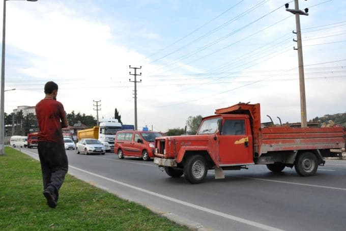 İş yerleri mühürlenen esnaf, yolu ulaşıma kapattı 