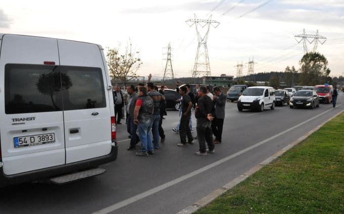 İş yerleri mühürlenen esnaf, yolu ulaşıma kapattı 