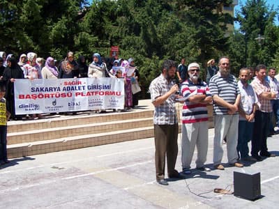 <font face="verdana,geneva" size="2">60.yılını geride bırakan Siyonist işgale karşı Filistin İntifada'sına şu s&ouml;zlerle destek verildi: &quot;Sakarya Baş&ouml;rt&uuml;s&uuml; Platformu olarak mazlum Filistin halkıyla kardeşlik bağımızın asla kopmayacağını bir kez daha vurgulamak istiyoruz. Filistin'deki işgalci zorbalarla, T&uuml;rkiye'deki yasak&ccedil;ı zorbaların aynı zihniyeti paylaştığına inanıyoruz. Bu sebeple, baş&ouml;rt&uuml;s&uuml;ne &ouml;zg&uuml;rl&uuml;k m&uuml;cadelemizi, Kud&uuml;s'&uuml;n &ouml;zg&uuml;rl&uuml;ğ&uuml;nden ayrı d&uuml;ş&uuml;nm&uuml;yoruz. İslam'a d&uuml;şmanlıkta tek safta toplanan m&uuml;stekbirlere karşı yery&uuml;z&uuml;n&uuml;n t&uuml;m onurlu ve duyarlı insanlarını direnişe davet ediyoruz. K&uuml;resel zulme ancak k&uuml;resel bir direniş ile karşı &ccedil;ıkılabileceğini belirtiyor ve tevhidi mesajın aydınlığında, &ouml;zg&uuml;r ve adil bir gelecek i&ccedil;in herkesi İntifada bilinciyle hareket etmeye &ccedil;ağırıyoruz.&quot;<br /><br /></font><font face="verdana,geneva" size="2">Eylemde &quot;Baş&ouml;rt&uuml;s&uuml; İslam'ın Emri; M&uuml;sl&uuml;man Kadının Kimliğidir&quot;, &quot;Tevhid Adalet &Ouml;zg&uuml;rl&uuml;k&quot; yazılı pankartlar ve &quot;Yasak S&uuml;r&uuml;yor; (D)uyuyor musunuz?&quot;, &quot;Filistin'e Hamas'a Direniş'e Bin Selam&quot;, &quot;Filistin Halkı Yalnız Değildir&quot;, &quot;Kud&uuml;s &Uuml;mmetin Kalbidir&quot;, &quot;Hepimiz Filistinliyiz&quot; yazılı d&ouml;vizler taşıyan platform mensupları, eylem boyunca &quot;Darbeciler Halka Hesap Verecek&quot; ve &quot;Yaşasın K&uuml;resel İntifada&quot; sloganlarını attılar.</font>